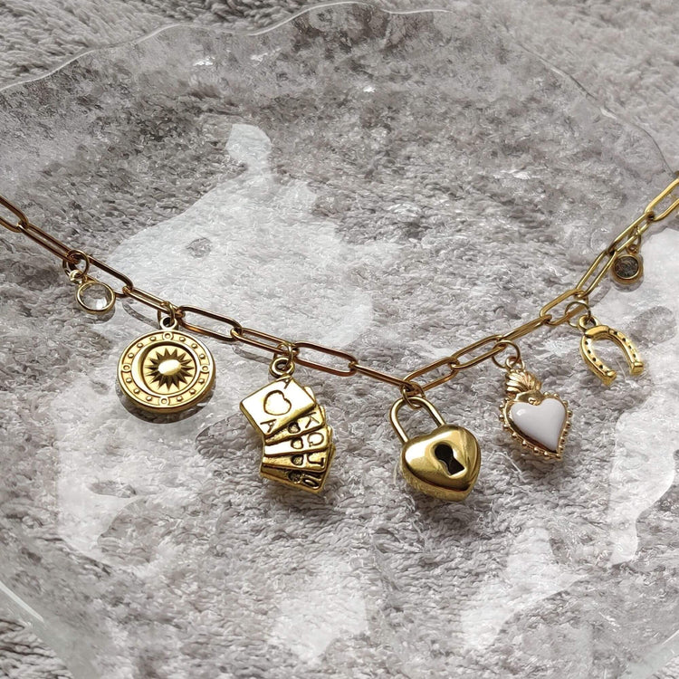 Collier Chance Étoilée doré fait main avec charms soleil, jeu de cartes, cadenas, cœur & fer à cheval - bijou femme tendance Roxy Paris