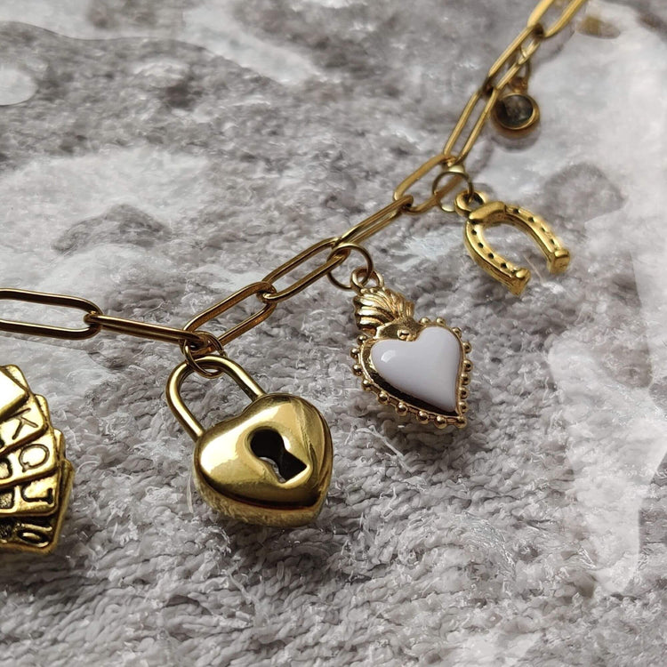 Zoom sur les charms du collier doré chance étoilée – cadenas, cœur & fer à cheval – Roxy Paris