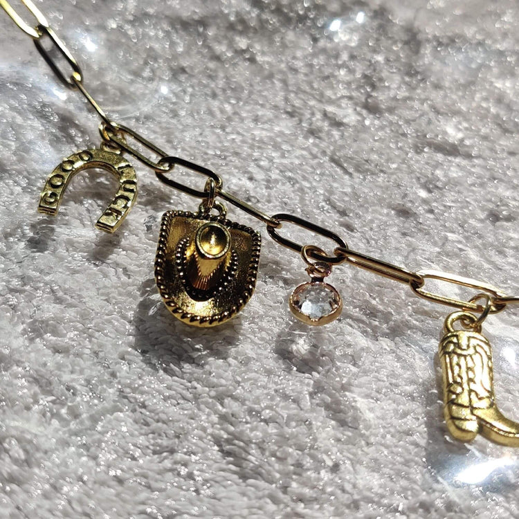 Zoom sur les charms western fer à cheval porte-bonheur du collier doré - Roxy Paris