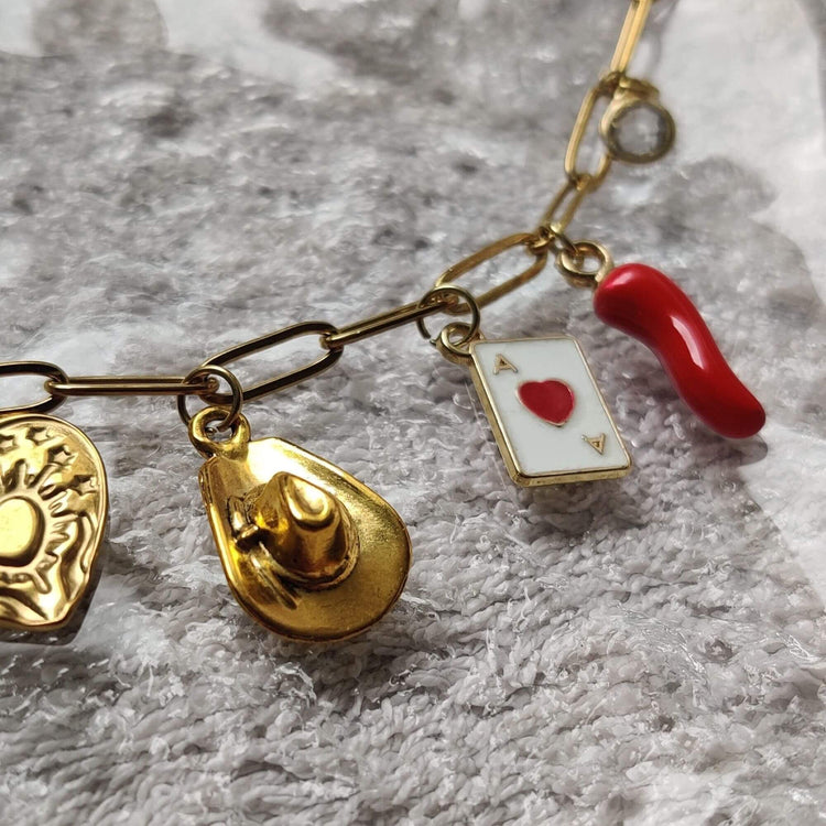 Zoom sur les charms piment western chance porte-bonheur du collier doré - Roxy Paris
