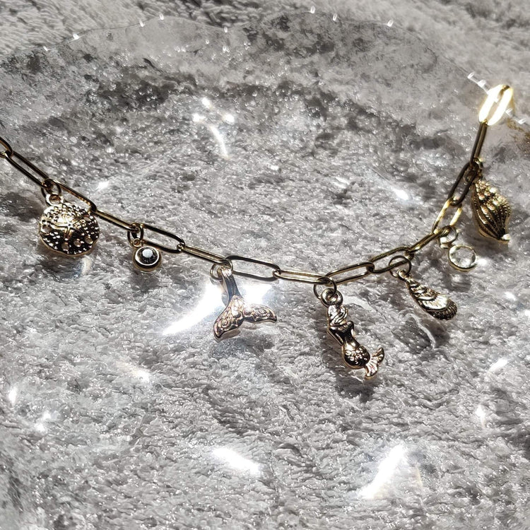 Collier Sirène Abyssale doré avec charms coquillages & queue de sirène, ambiance marine fait main en France – bijou femme tendance Roxy Paris