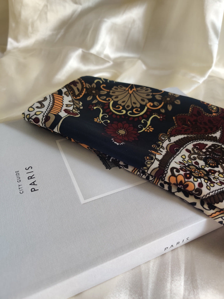 Chloé | Foulard femme tendance de qualité supérieure | Bleu marine et bordeaux à fleurs | 100% Effet Soie | Roxy Paris | roxy-paris.com