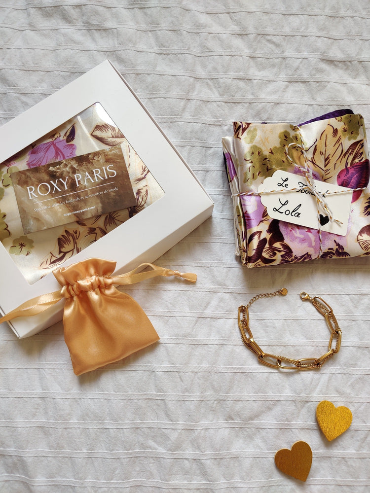 Coffret Pétillante | Foulard Lola et bracelet Jumelles | Fête des mères | Accessoires femme tendance de qualité supérieure | Violet rose et blanc à motifs à fleurs | 100% Effet Soie | Bijou acier inoxydable | Roxy Paris | roxy-paris.com