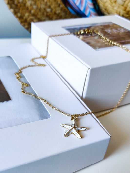 Étoile de mer blanche | Collier femme tendance de qualité supérieure | Chaine & pendentif plaqué or | Acier inoxydable | Roxy Paris | roxy-paris.com