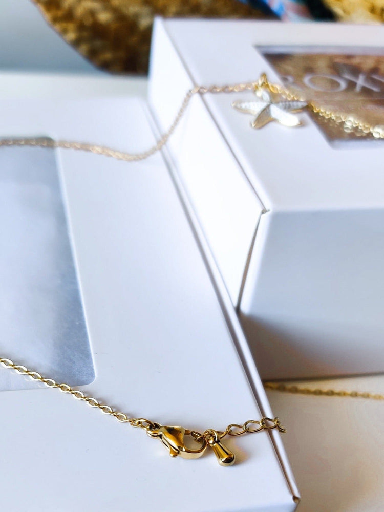 Étoile de mer blanche | Collier femme tendance de qualité supérieure | Chaine & pendentif plaqué or | Acier inoxydable | Roxy Paris | roxy-paris.com