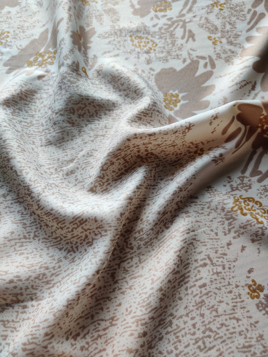 Léonie | Foulard femme tendance de qualité supérieure | Beige à motifs à fleurs | 100% Effet Soie | Roxy Paris | roxy-paris.com