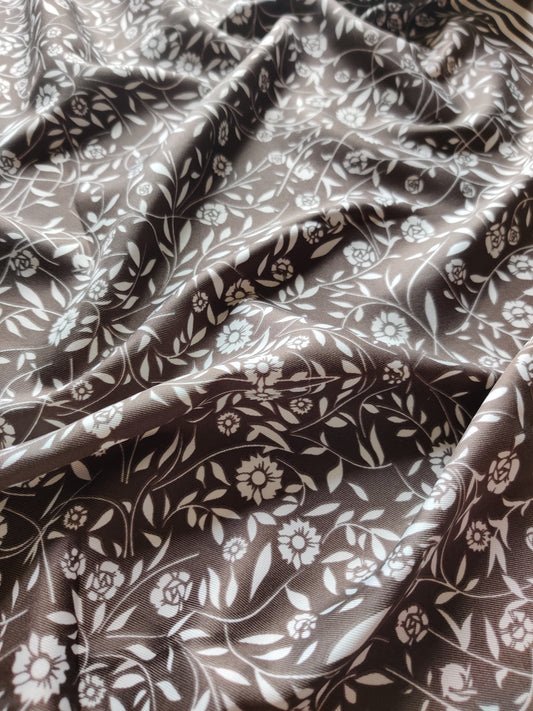 Sofia | Foulard femme tendance de qualité supérieure | Marron et blanc à motifs à fleurs | 100% Effet Soie | Roxy Paris | roxy-paris.com