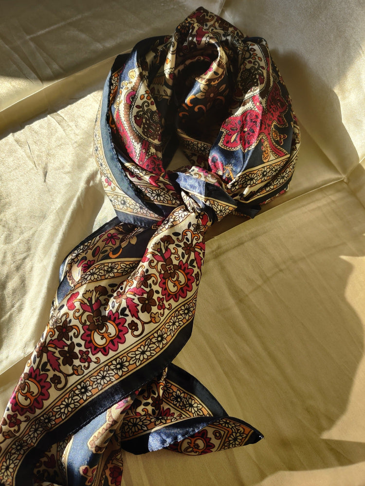 Chloé | Foulard femme tendance de qualité supérieure | Bleu marine et bordeaux à fleurs | 100% Effet Soie | Roxy Paris | roxy-paris.com
