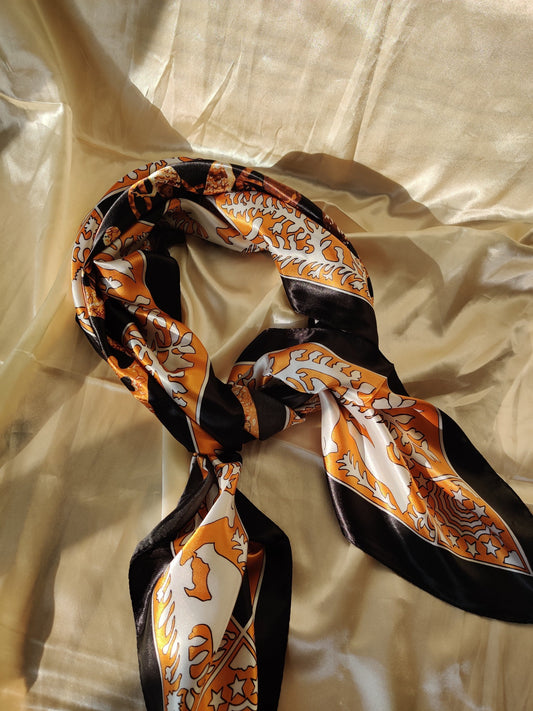 Inès | Foulard femme tendance de qualité supérieure | Noir et or à motifs animaux | 100% Effet Soie | Roxy Paris | roxy-paris.com