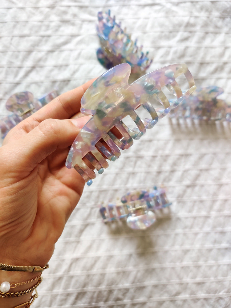 Nébuleuse | Grande pince longue femme tendance de qualité supérieure | Acétate de cellulose faite à base de fleurs de coton | Biodégradable et hypoallergénique | Résistante | Motifs galaxie | Roxy Paris | roxy-paris.com