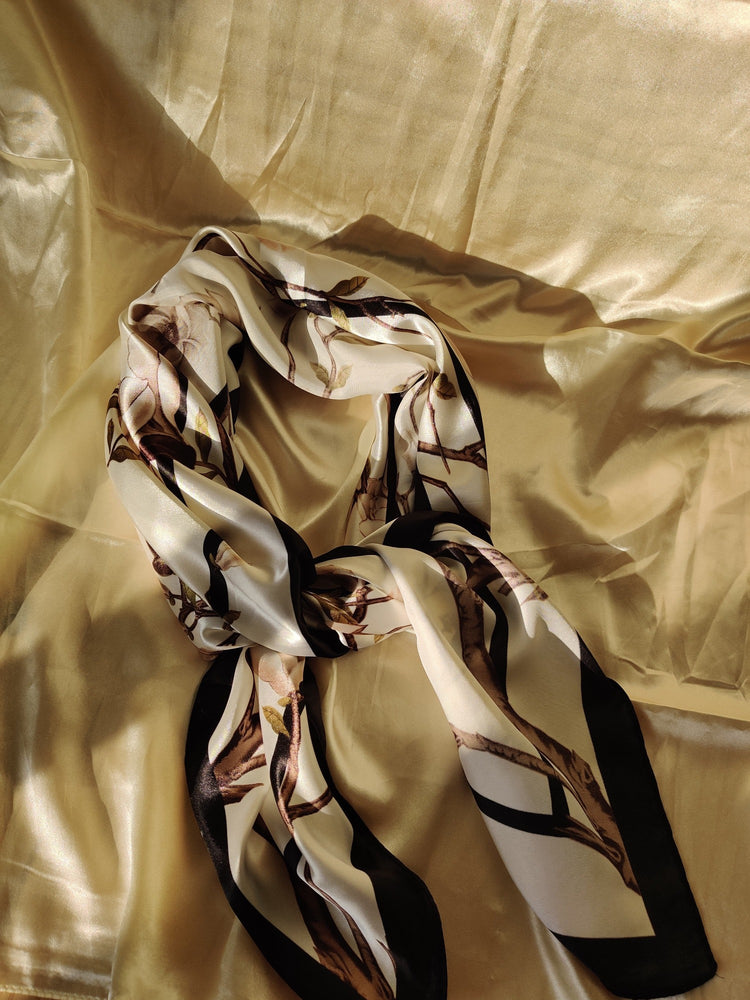 Noémie | Foulard femme tendance de qualité supérieure | Blanc et contours noir motifs branches et fleurs | 100% Effet Soie | Roxy Paris | roxy-paris.com