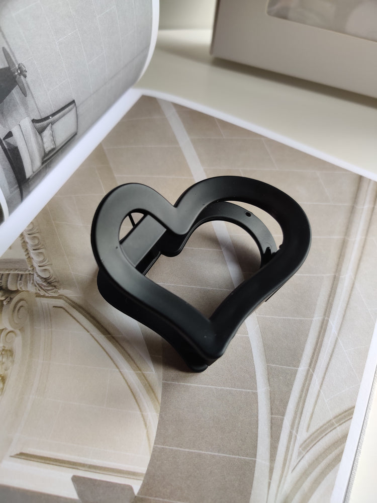 Coeur noir | Pince en forme de coeur femme tendance de qualité supérieure | Couleur Noire | Résistante | Noir uni | Roxy Paris | roxy-paris.com