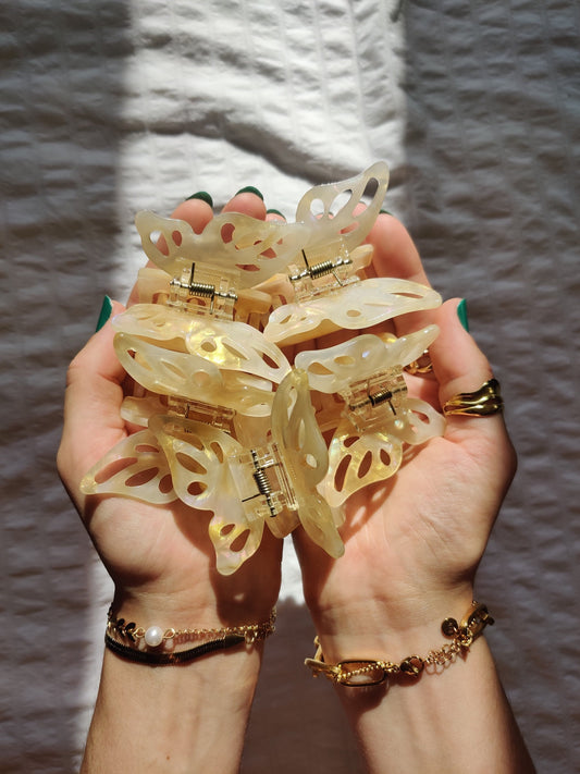 Soleil | Pince papillon avec détails femme tendance de qualité supérieure | Acétate de cellulose faite à base de fleurs de coton | Biodégradable et hypoallergénique | Résistante | Doré et transparente | Roxy Paris | roxy-paris.com