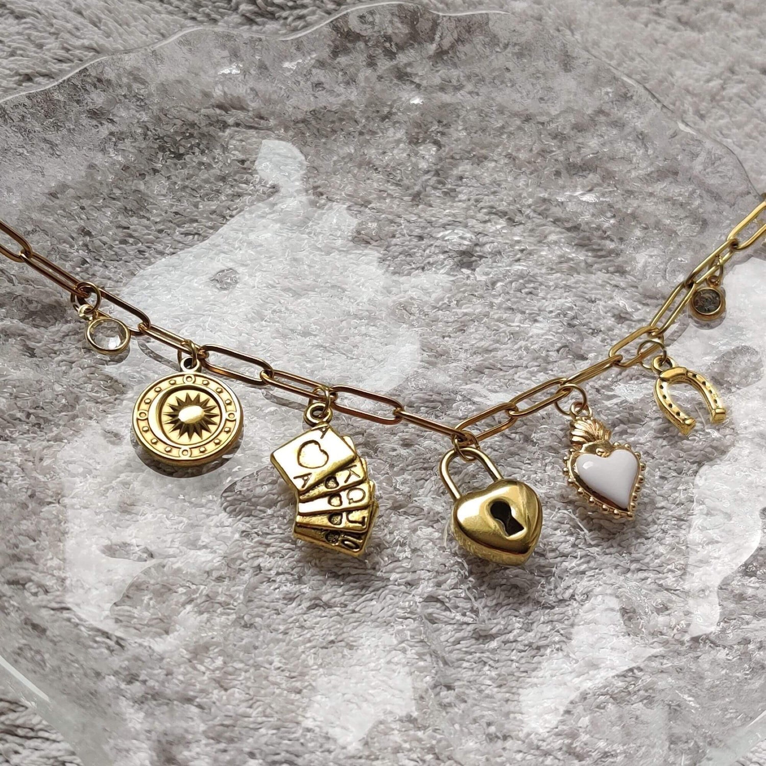 Collier Chance Étoilée doré fait main avec charms soleil, jeu de cartes, cadenas, cœur & fer à cheval - bijou femme tendance Roxy Paris