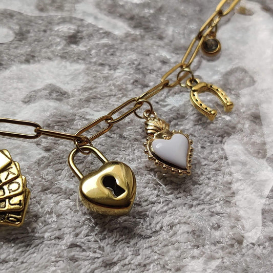 Zoom sur les charms du collier doré chance étoilée – cadenas, cœur & fer à cheval – Roxy Paris