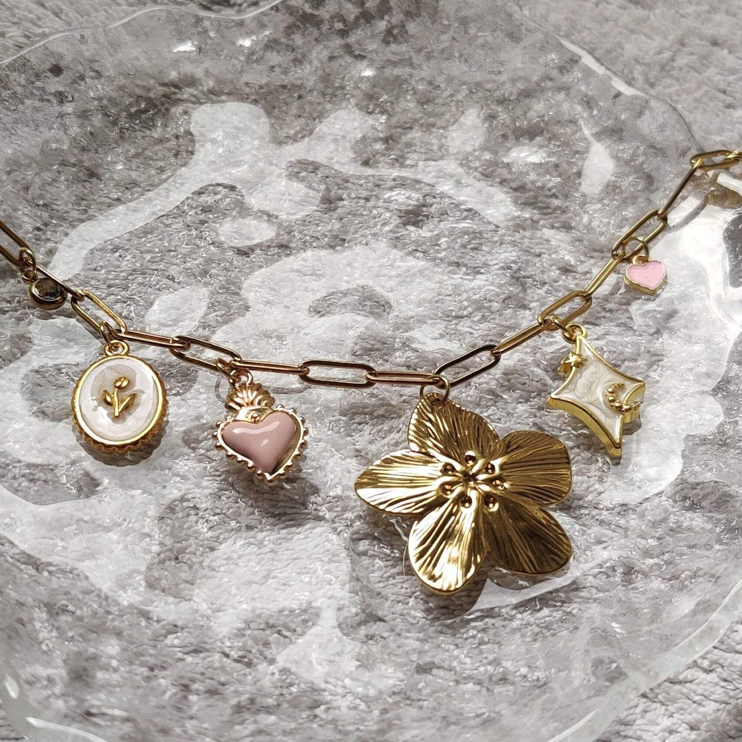 Collier Éclat Floral doré lumineux et poétique fait main avec charms fleurs, marguerite et soleil – bijou femme tendance Roxy Paris