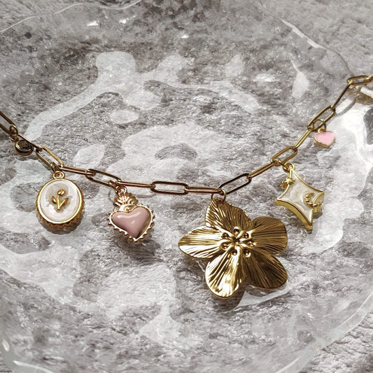 Collier Éclat Floral doré lumineux et poétique fait main avec charms fleurs, marguerite et soleil – bijou femme tendance Roxy Paris
