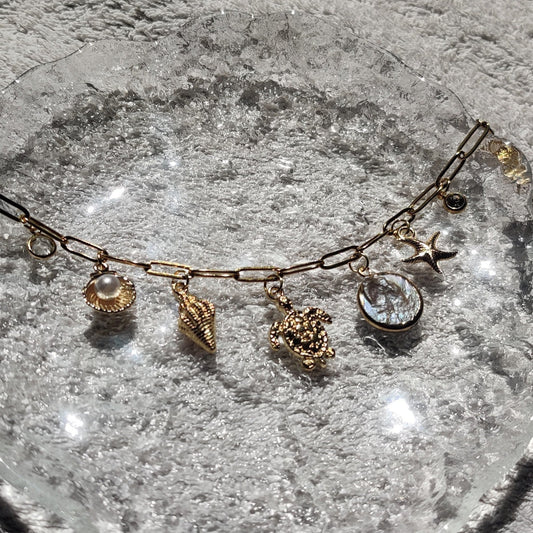 Collier Évasion Marine doré avec perle, coquillage, tortue et étoile de mer fait main en France – bijou femme tendance Roxy Paris