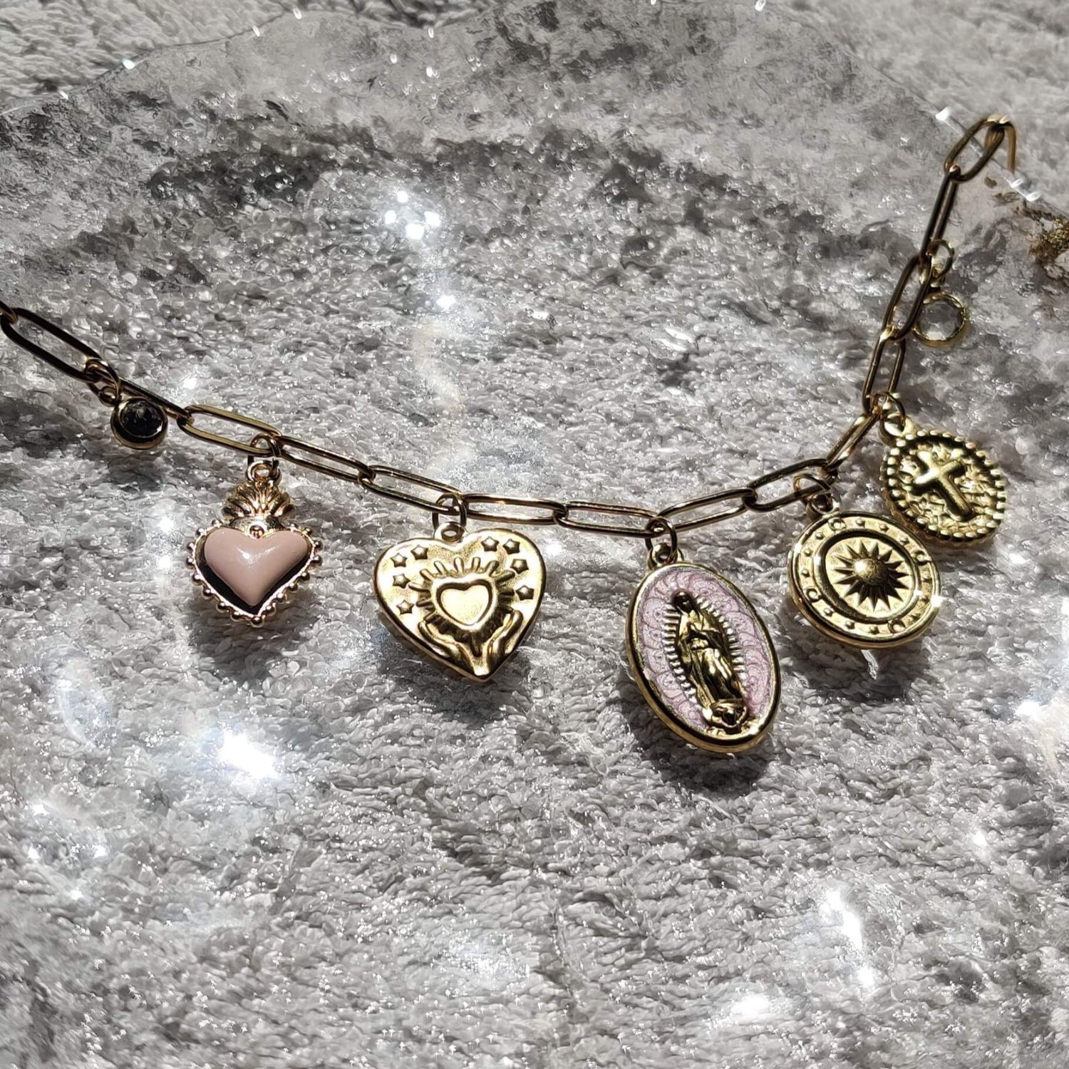 Collier Lumière Divine doré avec charms croix, Vierge Marie et soleil, fait main en France – bijou femme tendance Roxy Paris