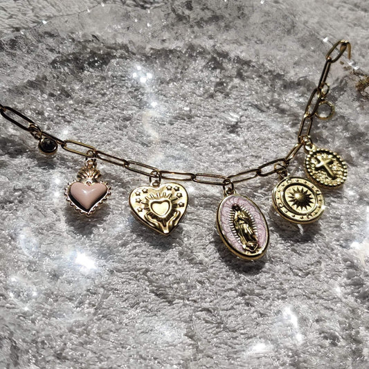 Collier Lumière Divine doré avec charms croix, Vierge Marie et soleil, fait main en France – bijou femme tendance Roxy Paris