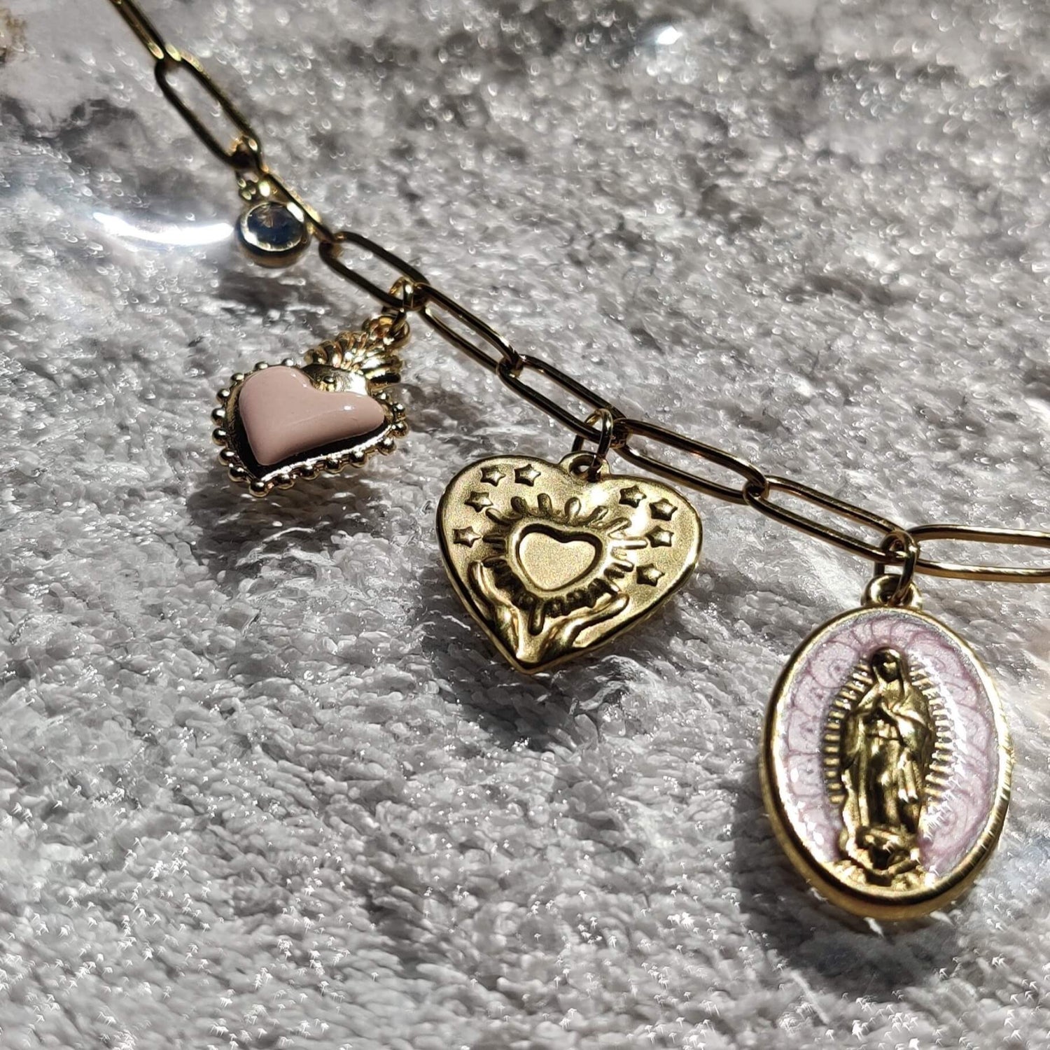 Zoom sur les charms coeurs & Vierge Marie du collier doré - Roxy Paris