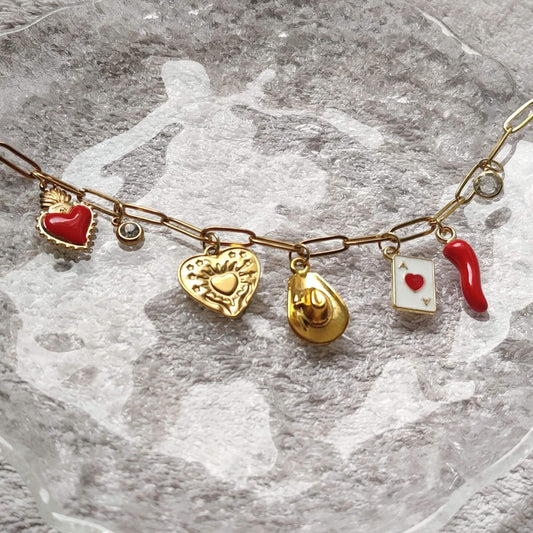 Collier doré avec charms rouges porte-bonheur, fait main en France - bijou femme tendance Roxy Paris