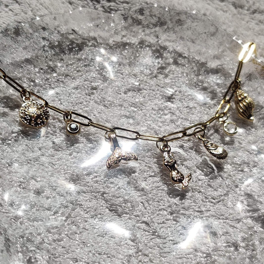 Collier Sirène Abyssale doré avec charms coquillages & queue de sirène, ambiance marine fait main en France – bijou femme tendance Roxy Paris