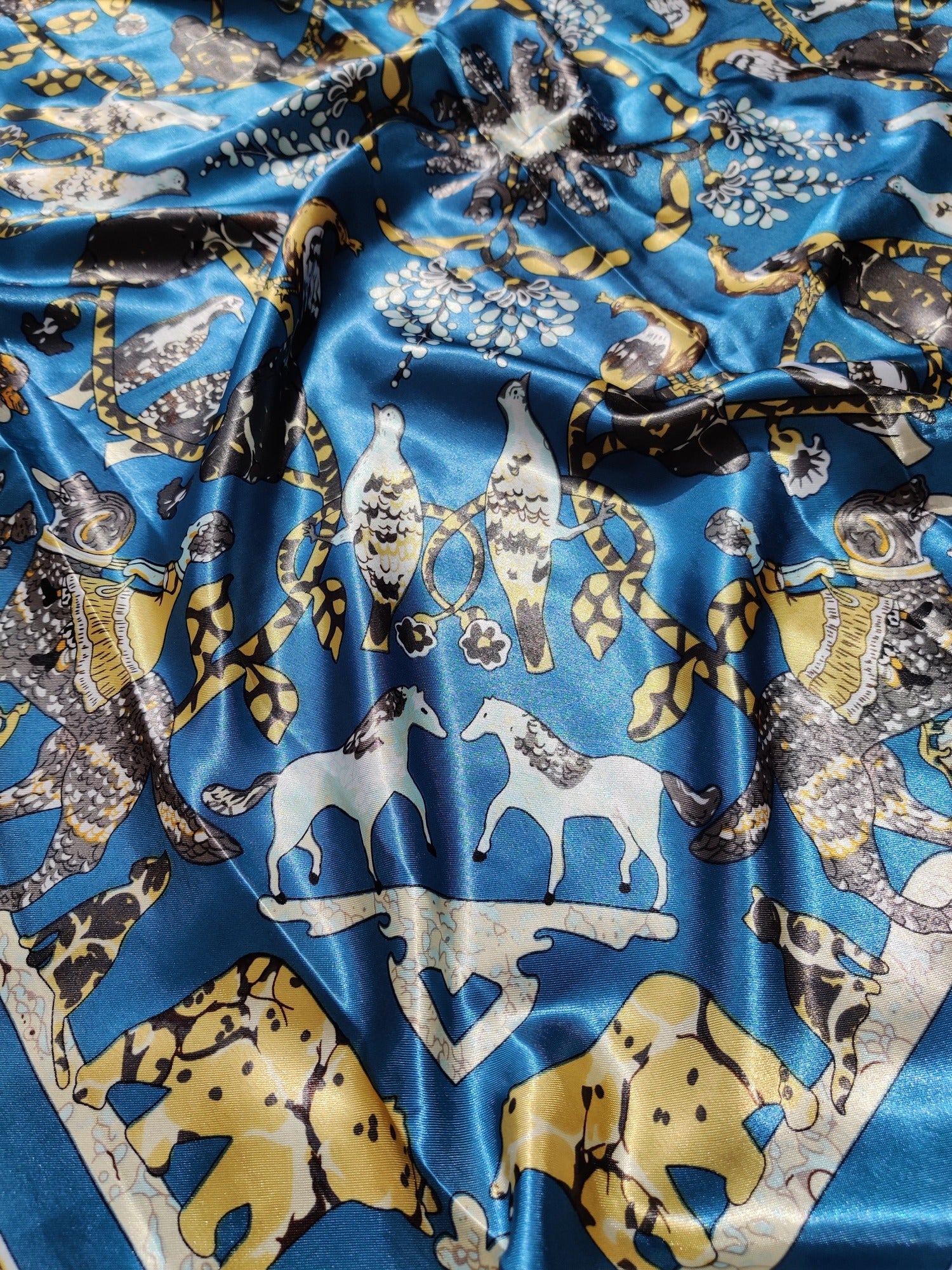 Alicia | Foulard femme tendance de qualité supérieure | Bleu et or à motifs animaux | 100% Effet Soie | Roxy Paris | roxy-paris.com