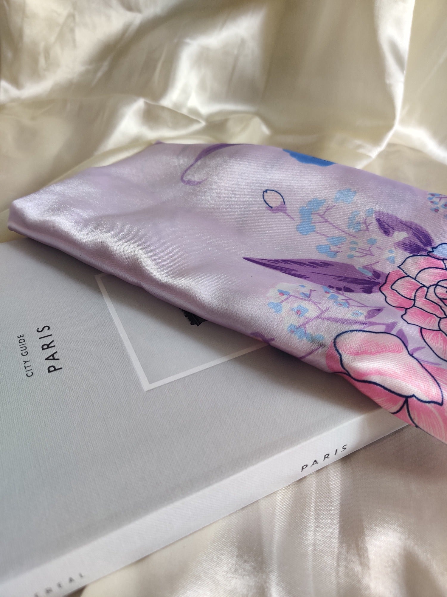 Amélie | Foulard femme tendance de qualité supérieure | Violet et rose à fleurs | 100% Effet Soie | Roxy Paris | roxy-paris.com