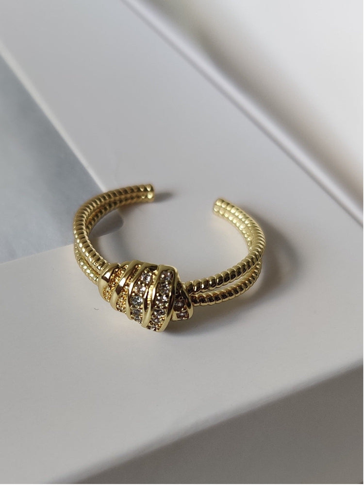 Diana | plaquée or et ornée de quelques oxydes de zirconium | Bague ajustable lasso doré et oxydes de zirconium | femme tendance de qualité supérieure | Roxy Paris | roxy-paris.com