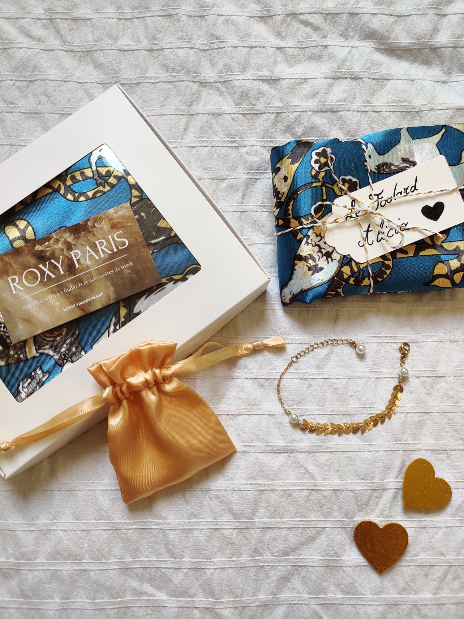 Coffret Talentueuse | Foulard Alicia et bracelet Feuilles d'or | Fête des mères | Accessoires femme tendance de qualité supérieure | Bleu et or à motifs animaux | 100% Effet Soie | Bijou plaqué or fait main | Roxy Paris | roxy-paris.com