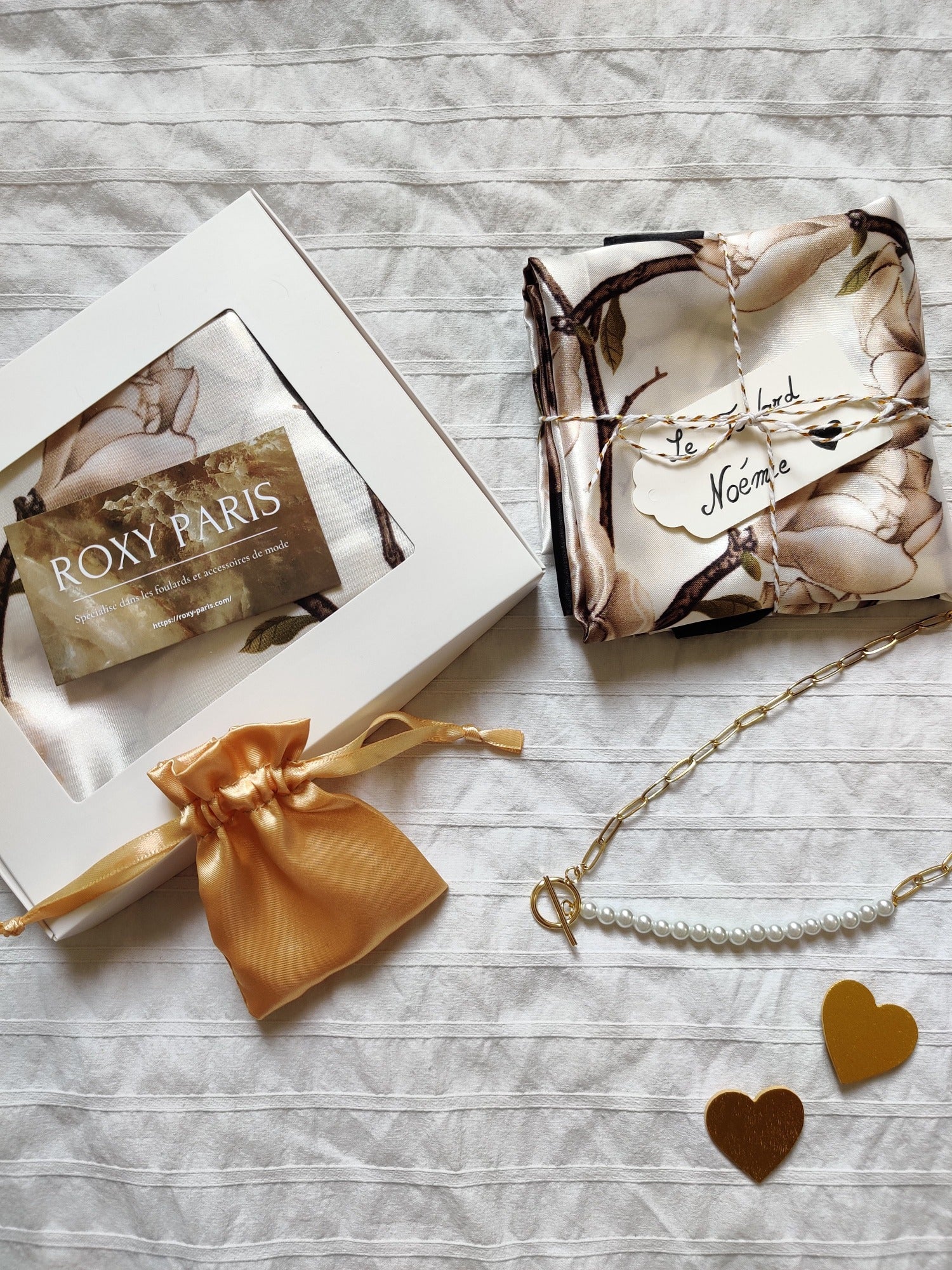 Coffret Attentionée | Foulard Noémie et collier Douceur | Fête des mères | Accessoires femme tendance de qualité supérieure | Blanc et contours noir motifs branches et fleurs | 100% Effet Soie | Bijou plaqué or et perles | Roxy Paris | roxy-paris.com