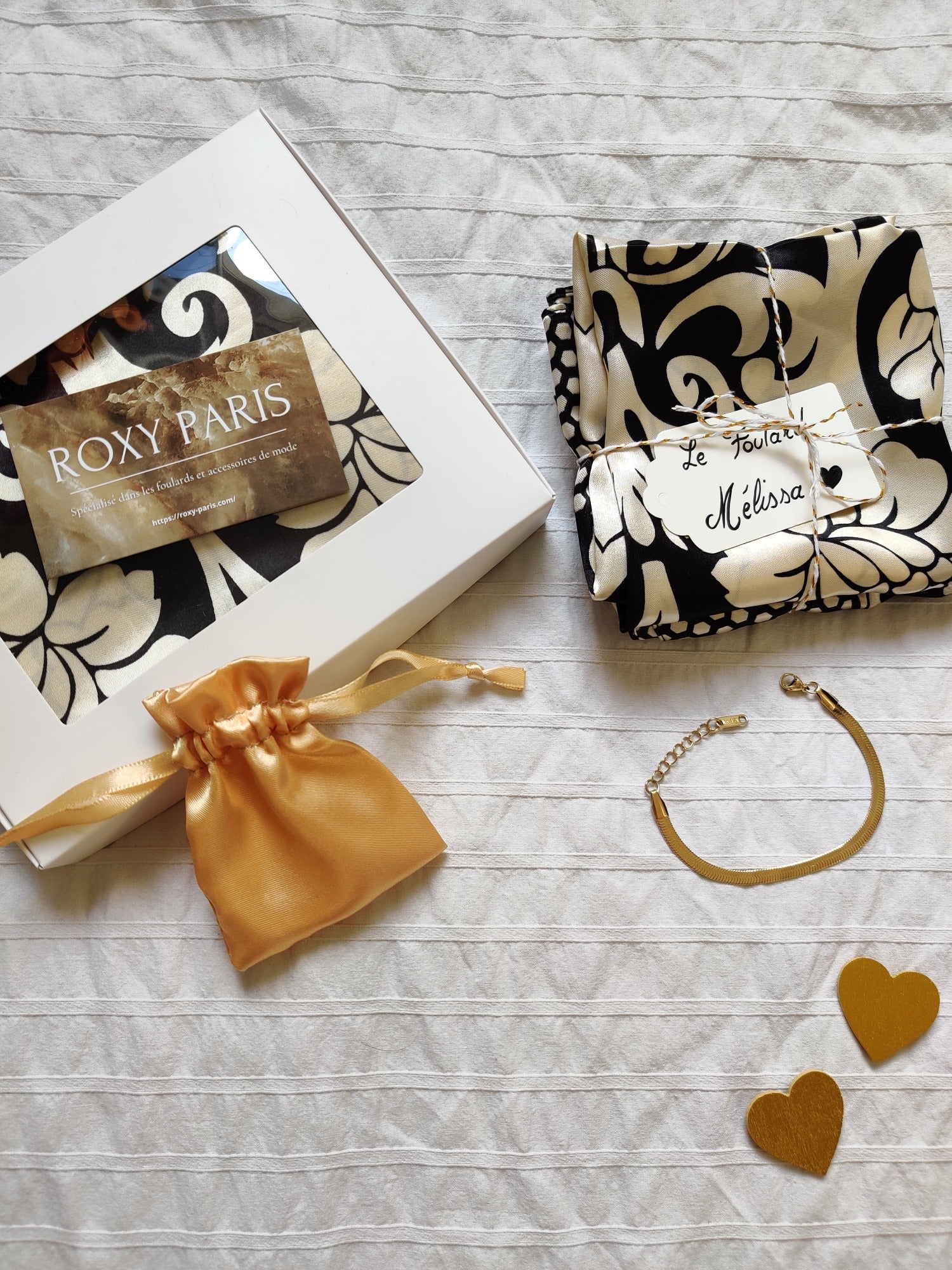 Coffret Rêveuse | Foulard Mélissa et bracelet Destin | Fête des mères | Accessoires femme tendance de qualité supérieure | Blanc et noir à motifs à fleurs et contours à écailles | 100% Effet Soie | Bijou plaqué or | Roxy Paris | roxy-paris.com