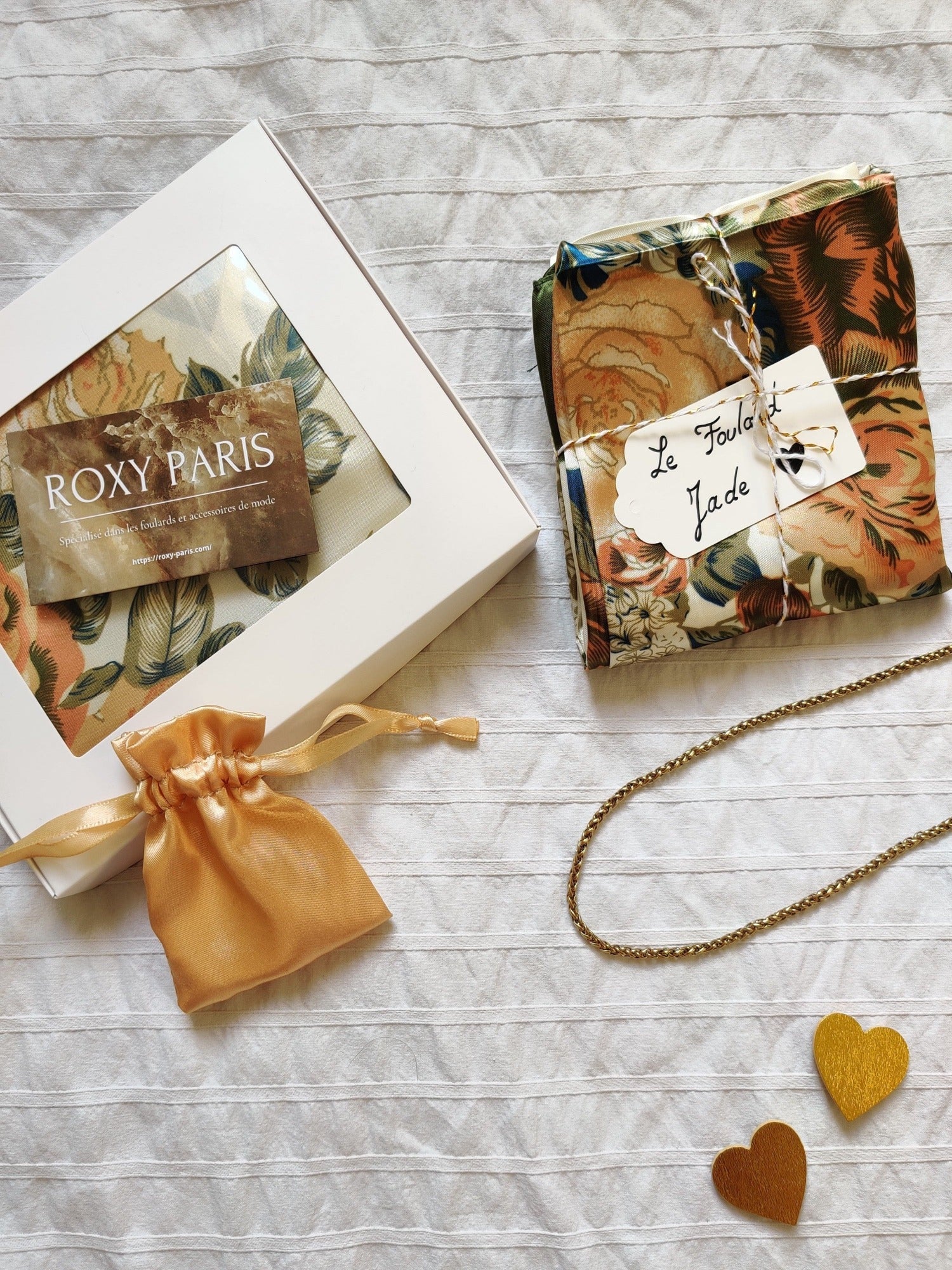 Coffret Élégante | Foulard Jade et collier Lien | Fête des mères | Accessoires femme tendance de qualité supérieure | Ivoire et vert à motifs à fleurs | 100% Effet Soie | Bijou plaqué or | Roxy Paris | roxy-paris.com