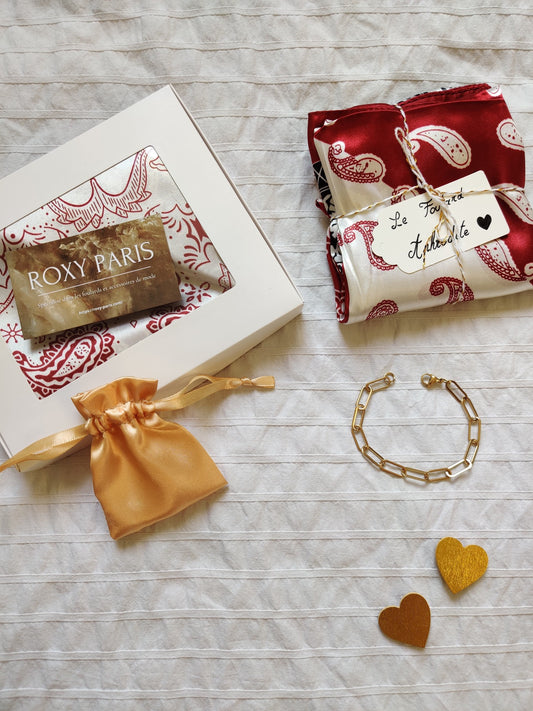 Coffret Amour | Foulard Aphrodite et bracelet Promesse | Fête des mères | Accessoires femme tendance de qualité supérieure | Rouge et blanc à motifs plumes | 100% Effet Soie | Bijou plaqué or | Roxy Paris | roxy-paris.com