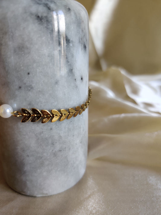 Feuilles d'or | Bracelet femme tendance de qualité supérieure | Feuilles dorées et perles | Réglable | Plaqué or acier inoxydable | Roxy Paris | roxy-paris.com