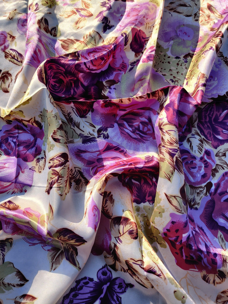 Lola | Foulard femme tendance de qualité supérieure | Violet rose et blanc à motifs à fleurs | 100% Effet Soie | Roxy Paris | roxy-paris.com