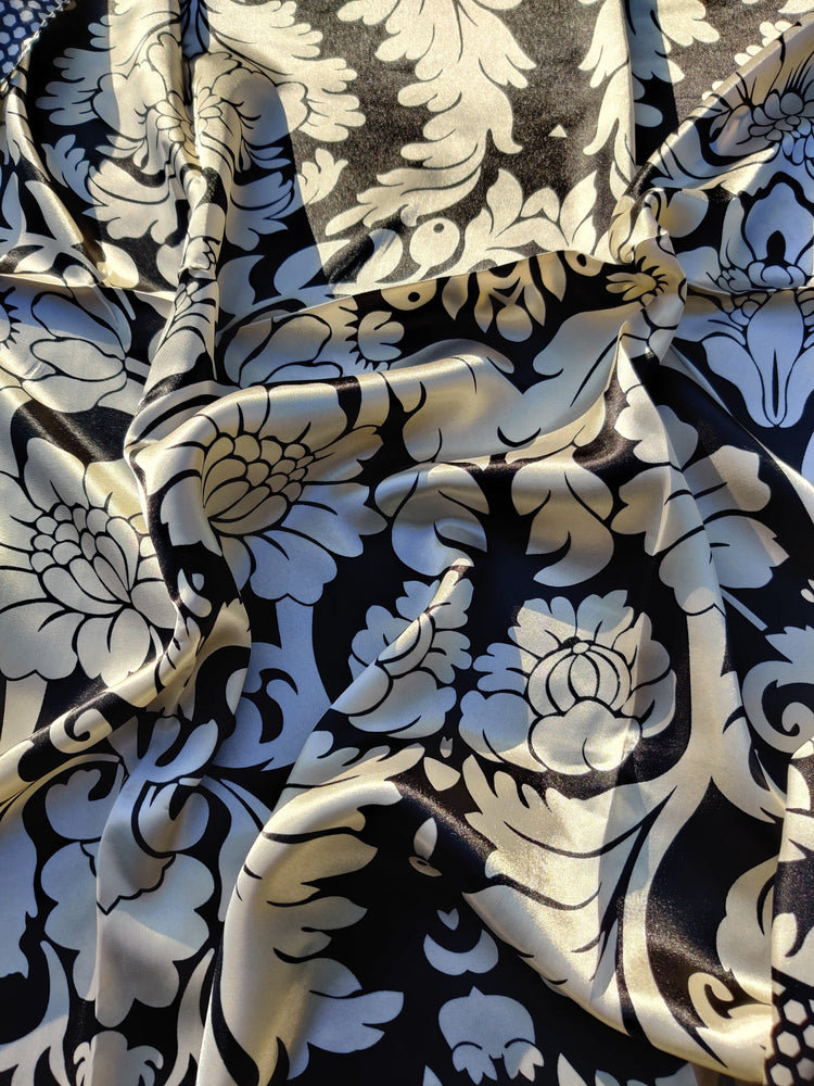 Mélissa | Foulard femme tendance de qualité supérieure | Blanc et noir à motifs à fleurs et contours à écailles | 100% Effet Soie | Roxy Paris | roxy-paris.com