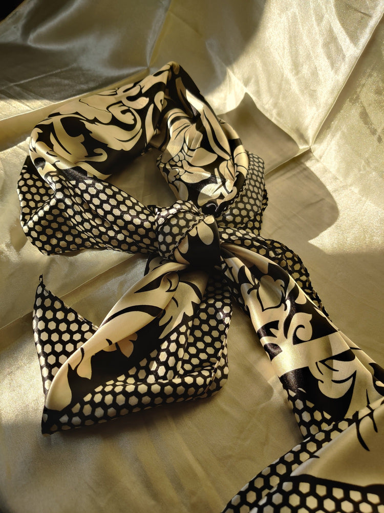 Mélissa | Foulard femme tendance de qualité supérieure | Blanc et noir à motifs à fleurs et contours à écailles | 100% Effet Soie | Roxy Paris | roxy-paris.com