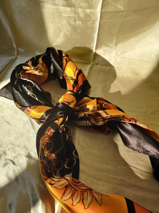 Louise | Foulard femme tendance de qualité supérieure | Noir et or à motifs maillons et soleil | 100% Effet Soie | Roxy Paris | roxy-paris.com