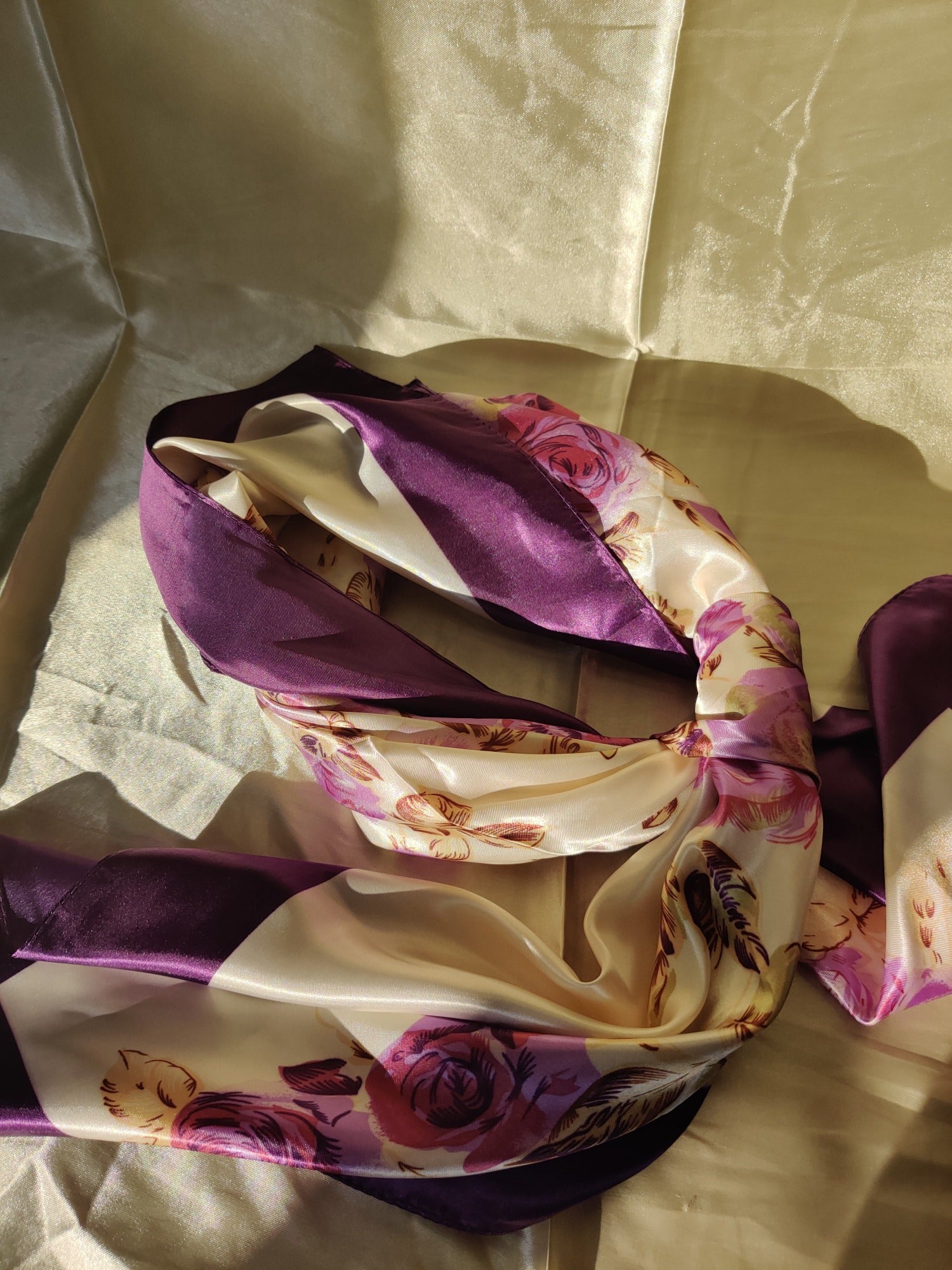 Lola | Foulard femme tendance de qualité supérieure | Violet rose et blanc à motifs à fleurs | 100% Effet Soie | Roxy Paris | roxy-paris.com