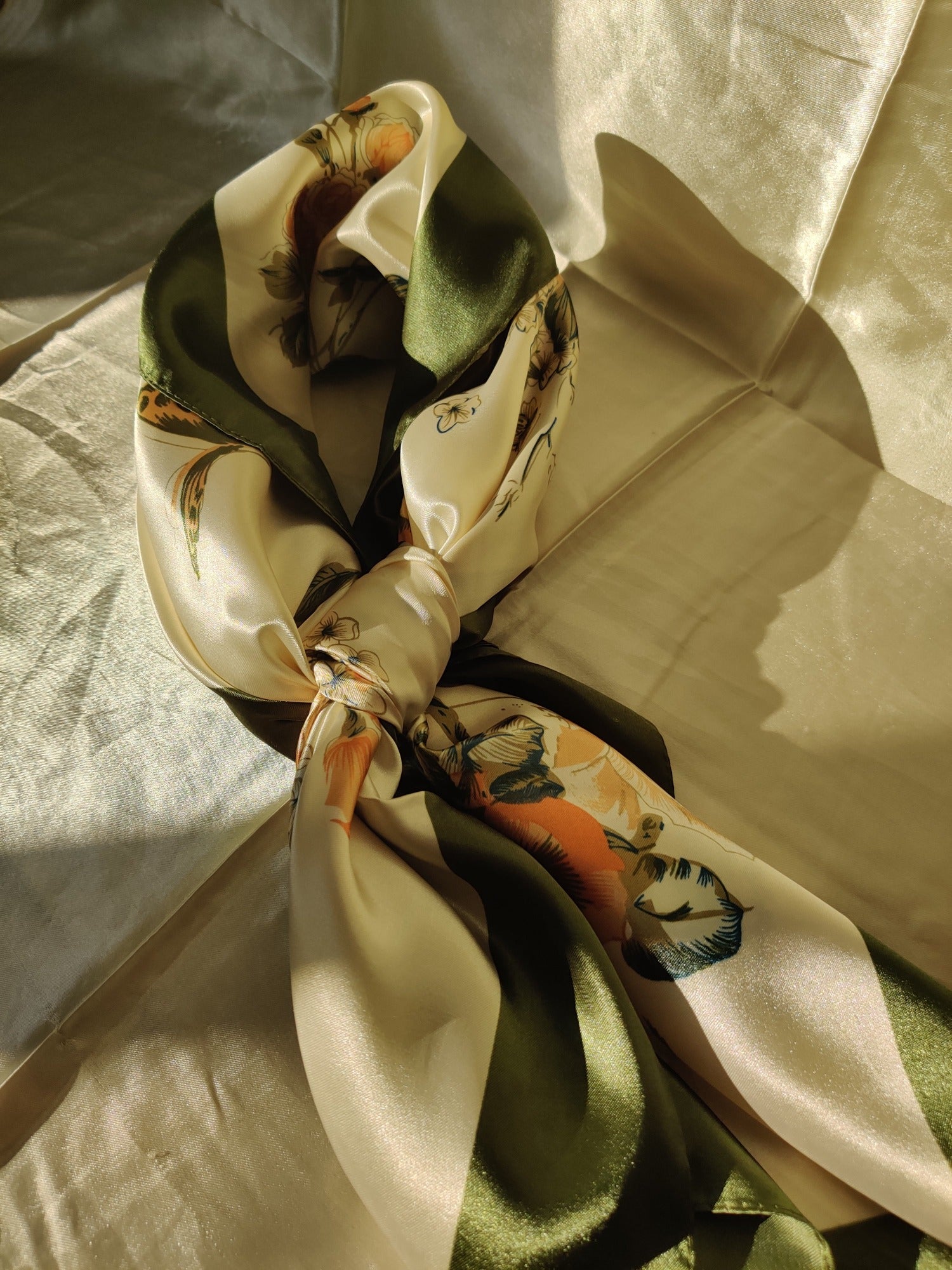 Jade | Foulard femme tendance de qualité supérieure | Ivoire et vert à motifs à fleurs | 100% Effet Soie | Roxy Paris | roxy-paris.com