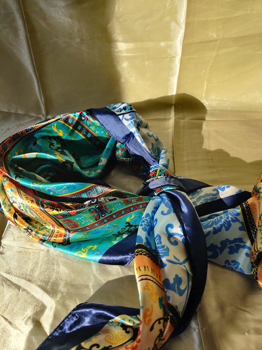 Rose | Foulard femme tendance de qualité supérieure | Bleu et turquoise à motifs arabesques | 100% Effet Soie | Roxy Paris | roxy-paris.com