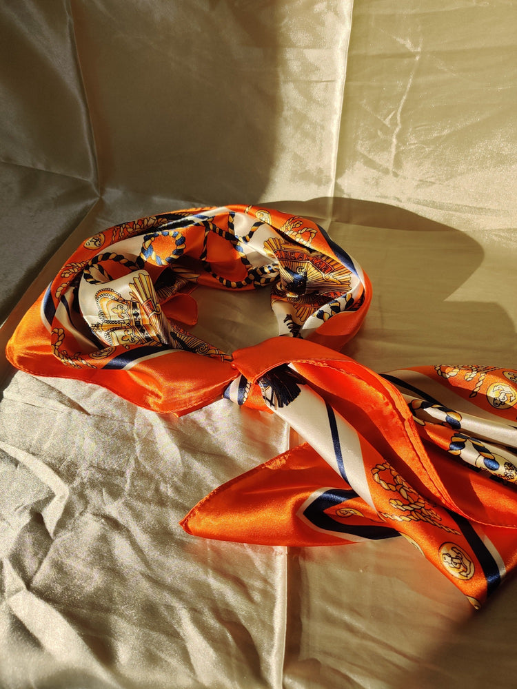 Léa | Foulard femme tendance de qualité supérieure | Orange et blanc à motifs à nœuds | 100% Effet Soie | Roxy Paris | roxy-paris.com