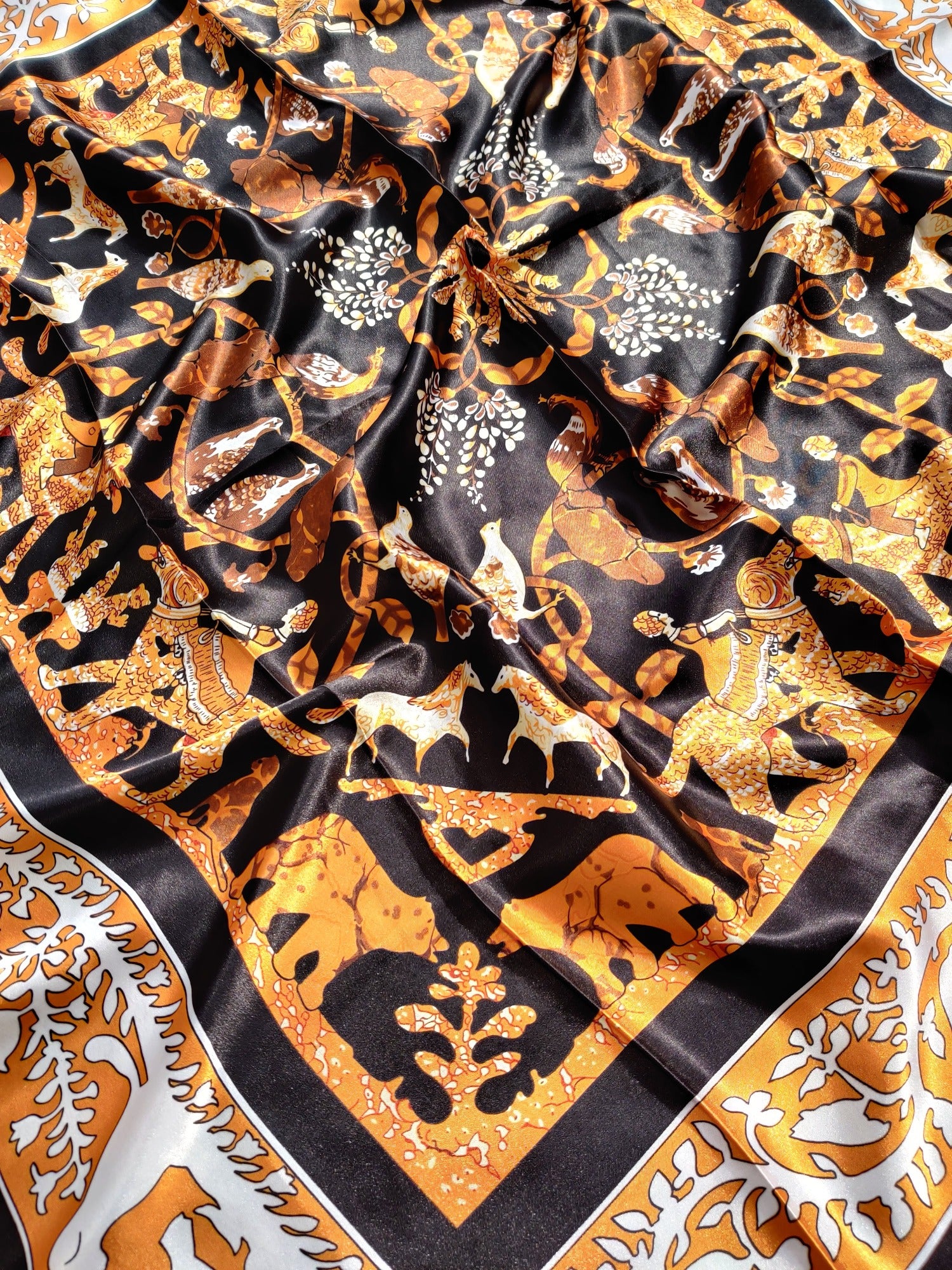 Inès | Foulard femme tendance de qualité supérieure | Noir et or à motifs animaux | 100% Effet Soie | Roxy Paris | roxy-paris.com