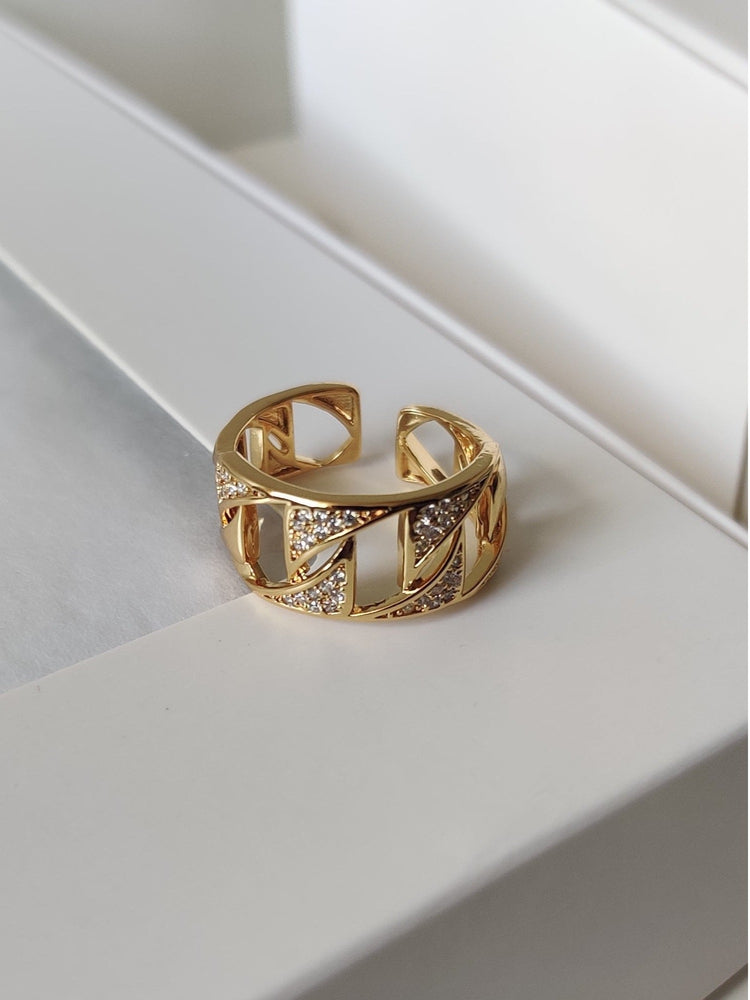 Margot | Plaquée or et ornée de quelques oxydes de zirconium | Bague ajustable iconique et précieuse et oxydes de zirconium | femme tendance de qualité supérieure | Roxy Paris | roxy-paris.com