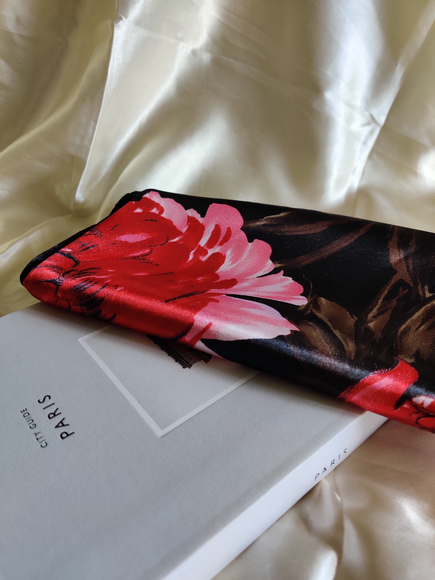 Foulard rouge motifs fleurs