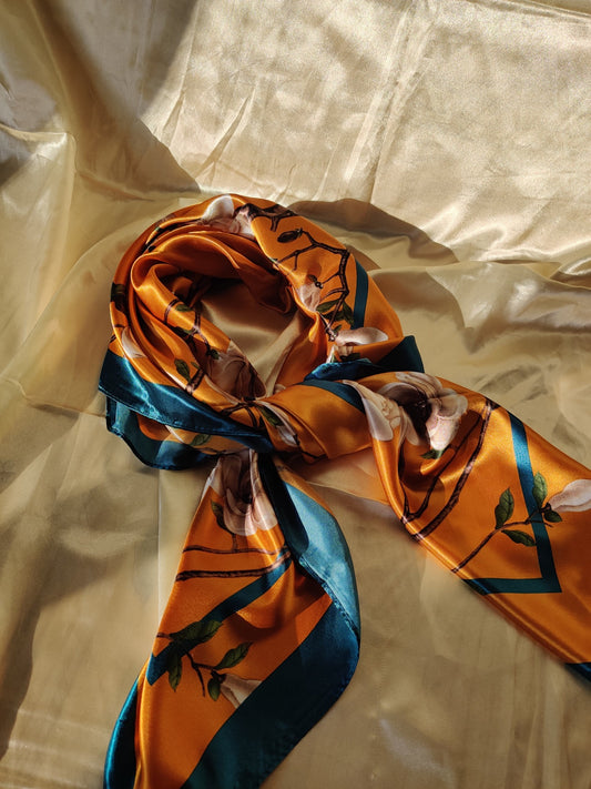 Mathilde | Foulard femme tendance de qualité supérieure | Orange et bleu à motifs à fleurs | 100% Effet Soie | Roxy Paris | roxy-paris.com