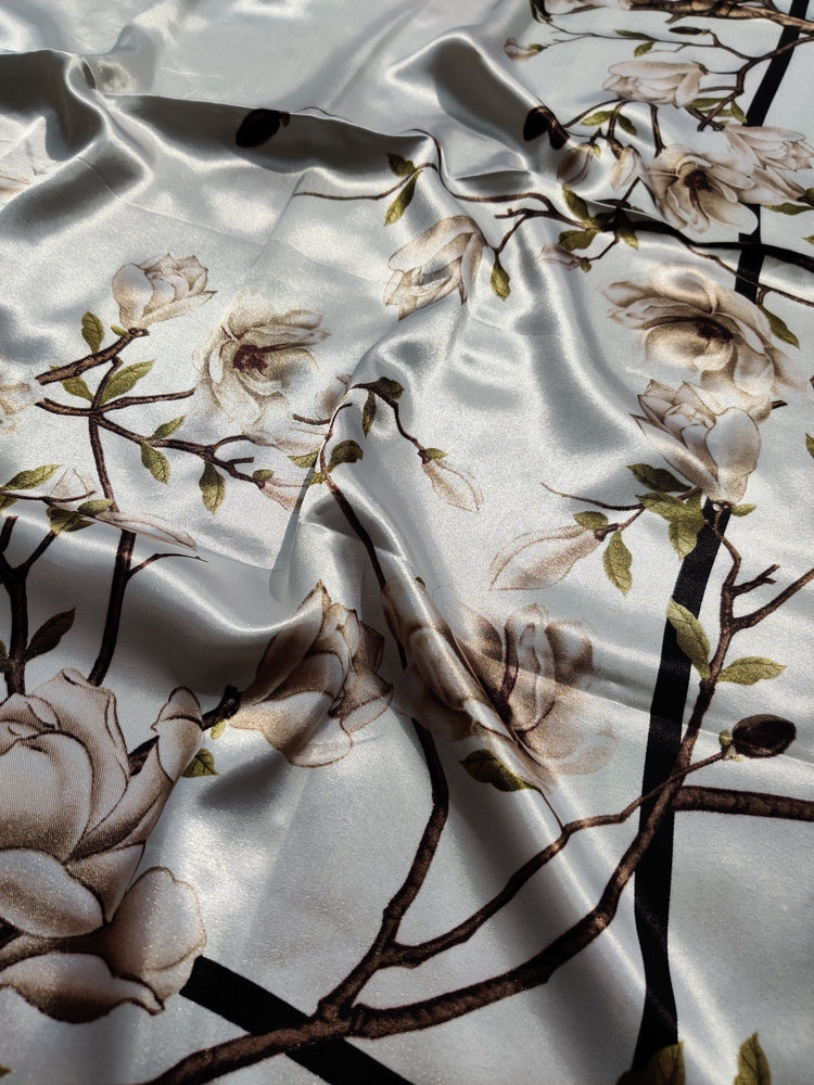 Noémie | Foulard femme tendance de qualité supérieure | Blanc et contours noir motifs branches et fleurs | 100% Effet Soie | Roxy Paris | roxy-paris.com