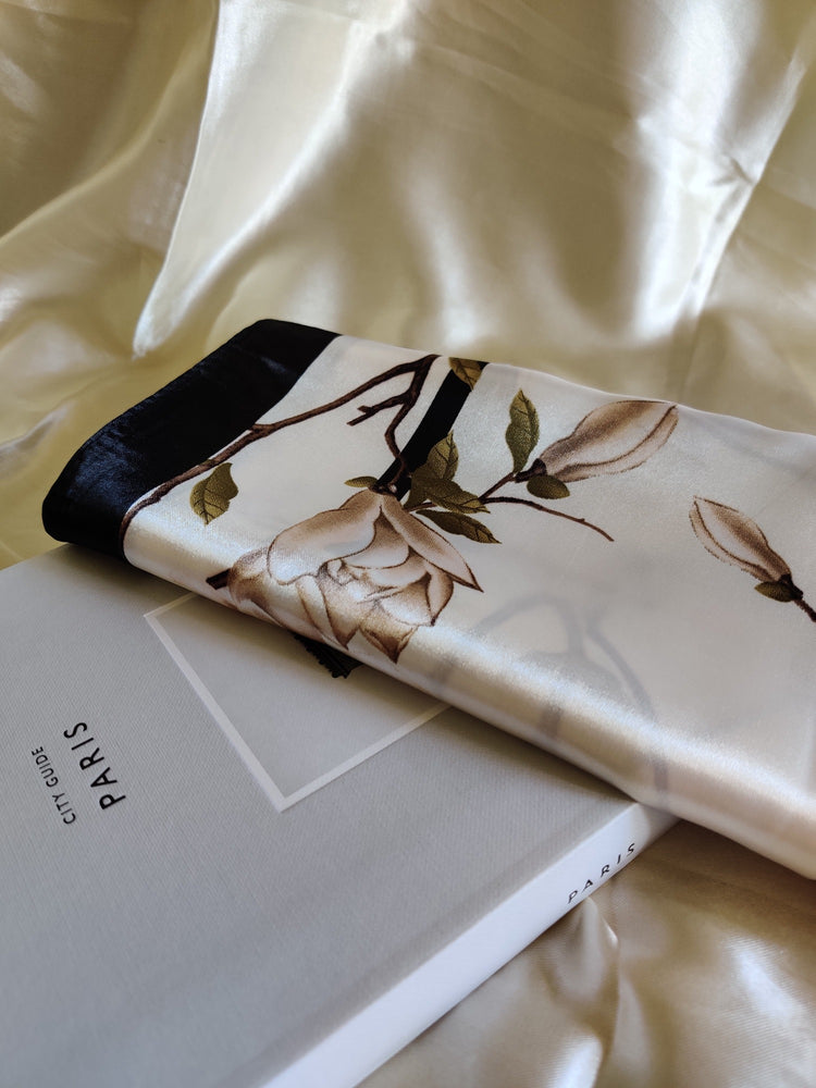 Noémie | Foulard femme tendance de qualité supérieure | Blanc et contours noir motifs branches et fleurs | 100% Effet Soie | Roxy Paris | roxy-paris.com